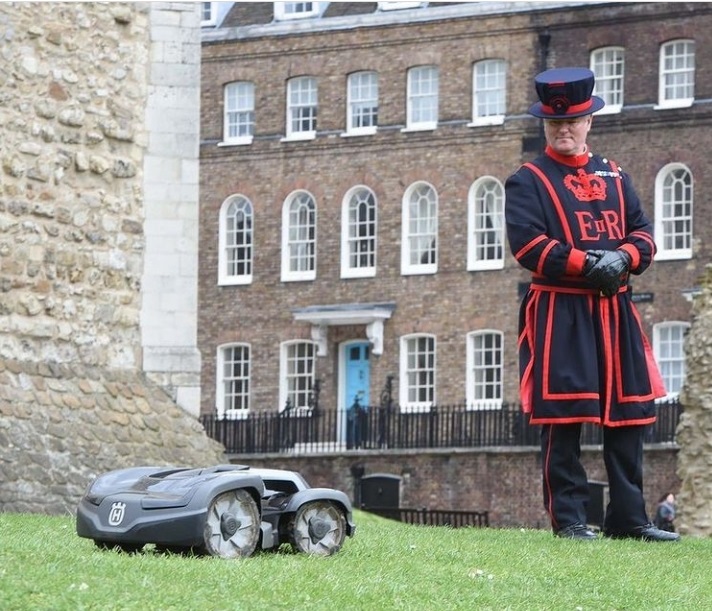 Tower of London wird von einem Automower 435X AWD gepflegt