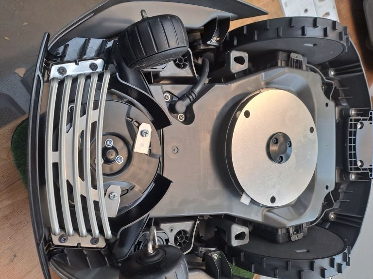 Vergleich Kantenschnitt Husqvarna EdgeCut vs. Navimow